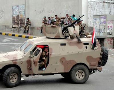 معسكر خالد بن الوليد في تعز ينضم للثورة ويتجه لحصار المطار القدي