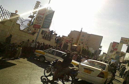عراك في شارع القصر أمام ملعب الظرافي بين أنصار صالح ومواطنين (صو