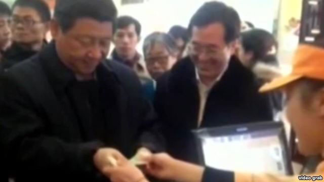 فيديو ..الرئيس الصيني يقف في طابور لشراء طعام