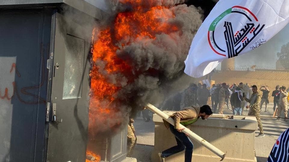 محتجون يقتحمون السفارة الأمريكية ببغداد ويحرقونها بعد مغادرة السفير والطاقم 